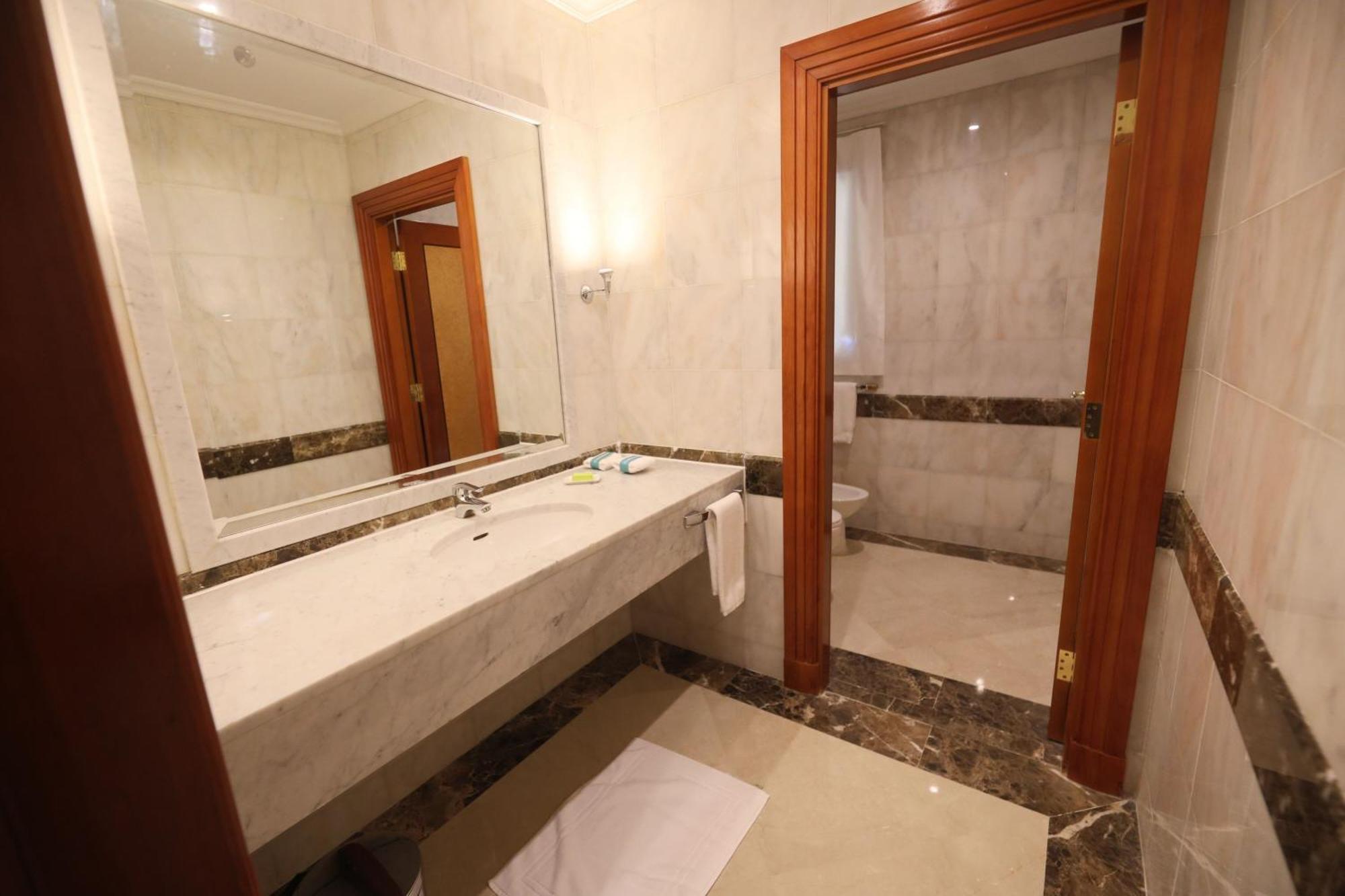 Le Meridien אל-מדינה מראה חיצוני תמונה Bathroom