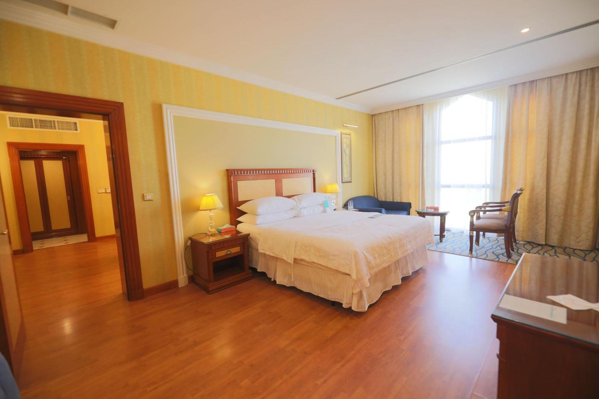 Le Meridien אל-מדינה מראה חיצוני תמונה A bedroom at the hotel