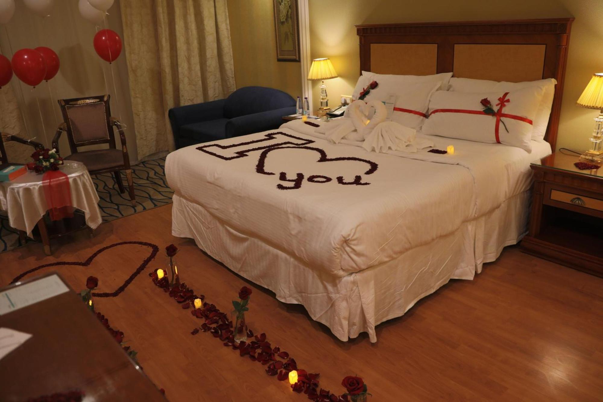 Le Meridien אל-מדינה מראה חיצוני תמונה A bedroom decorated for Valentine's Day