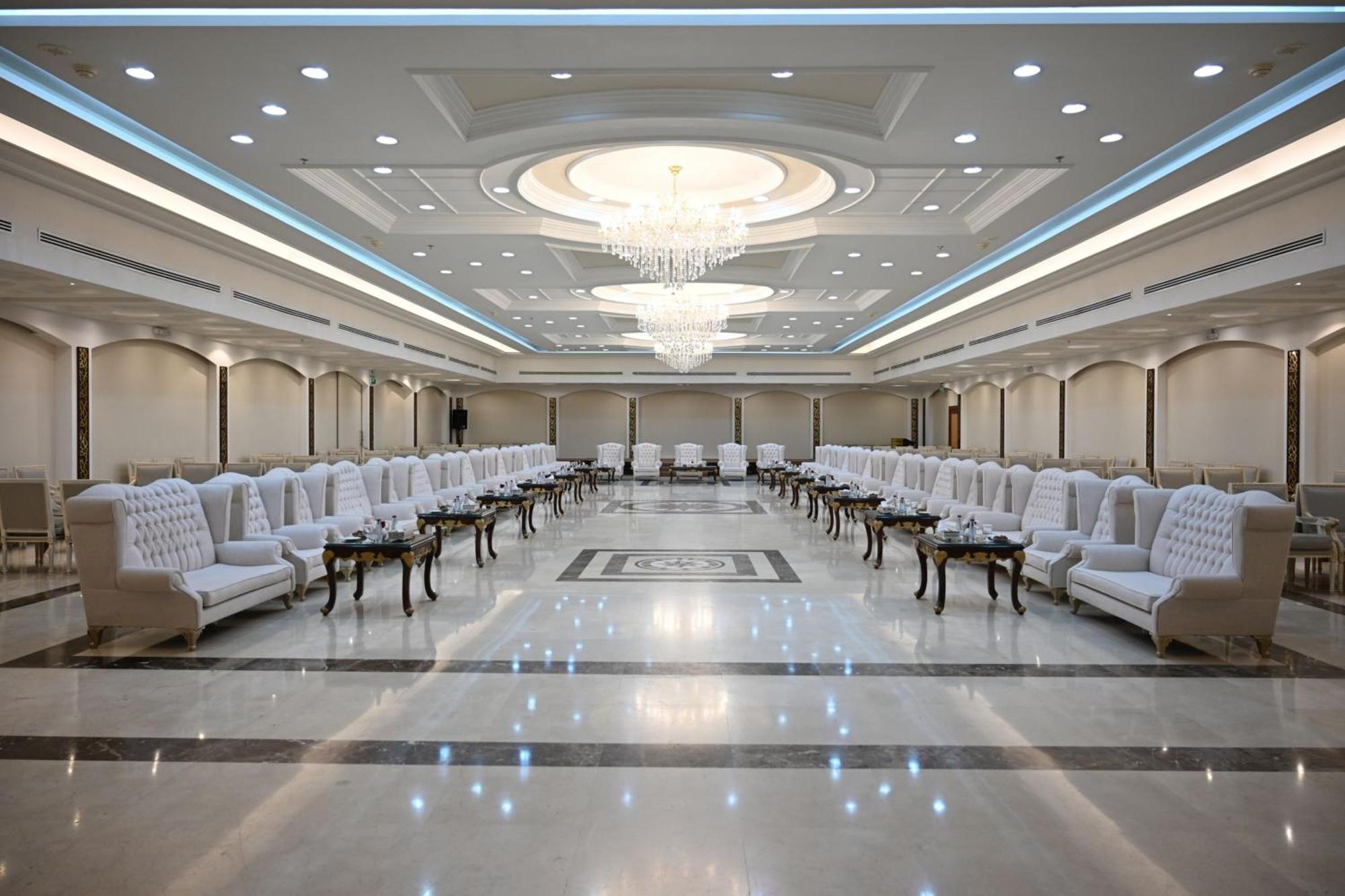 Le Meridien אל-מדינה מראה חיצוני תמונה The interior of the hotel