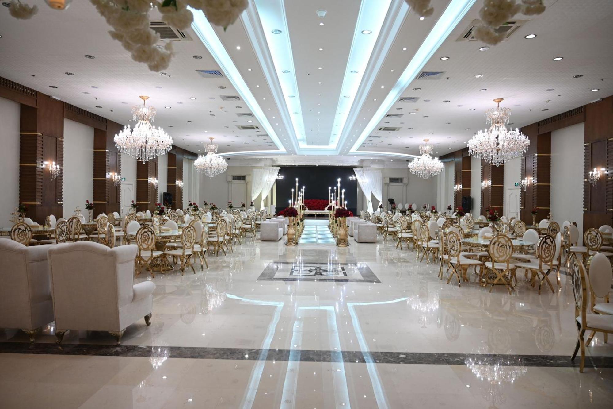 Le Meridien אל-מדינה מראה חיצוני תמונה A wedding hall in Cairo, Egypt