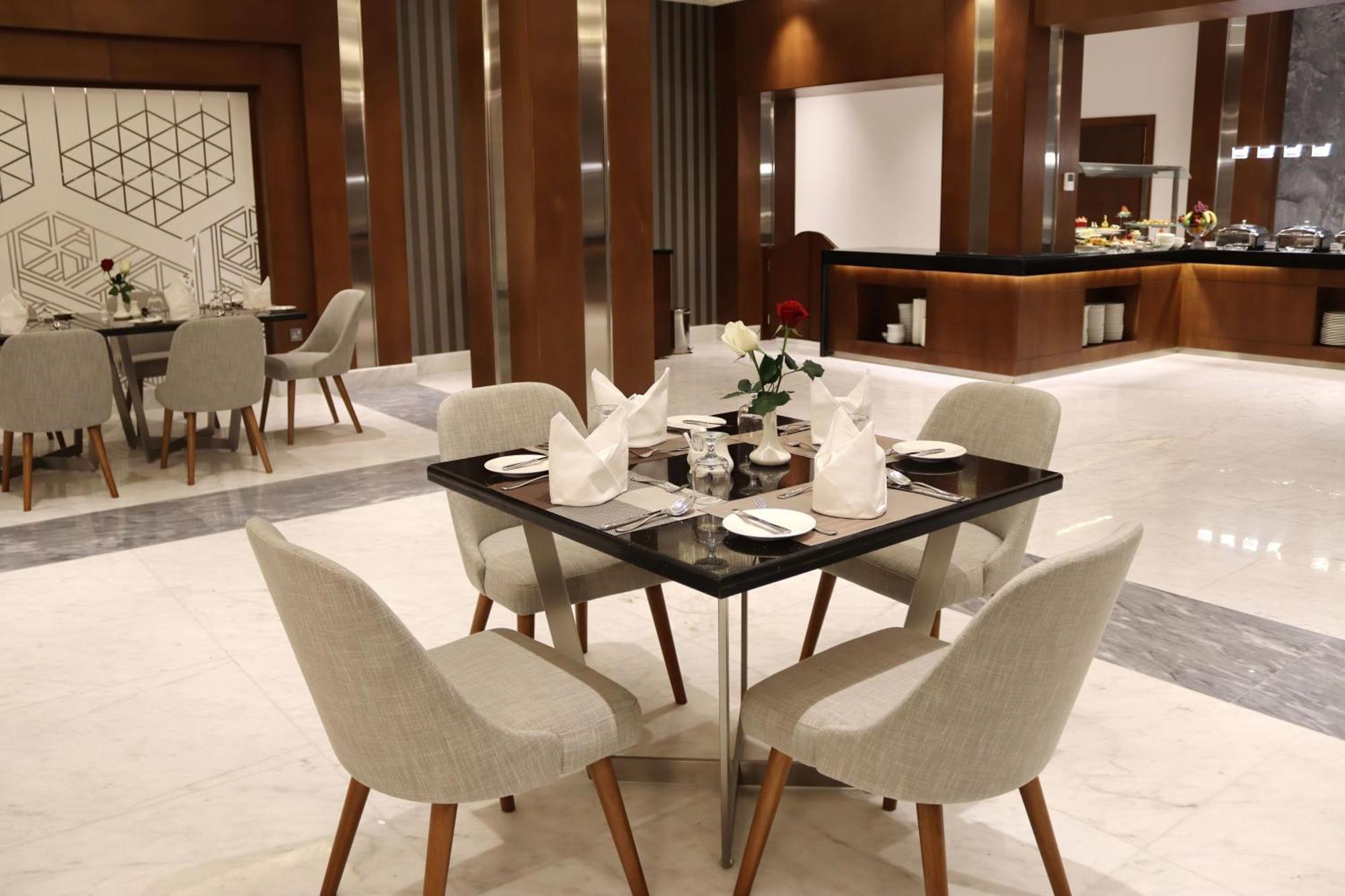 Le Meridien אל-מדינה מראה חיצוני תמונה The restaurant