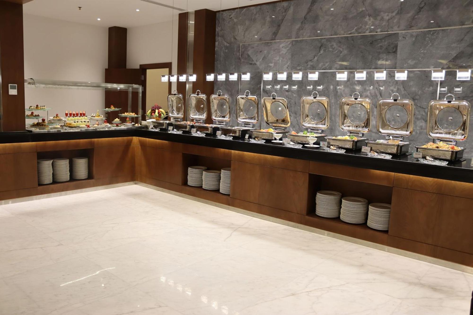 Le Meridien אל-מדינה מראה חיצוני תמונה A buffet at a hotel