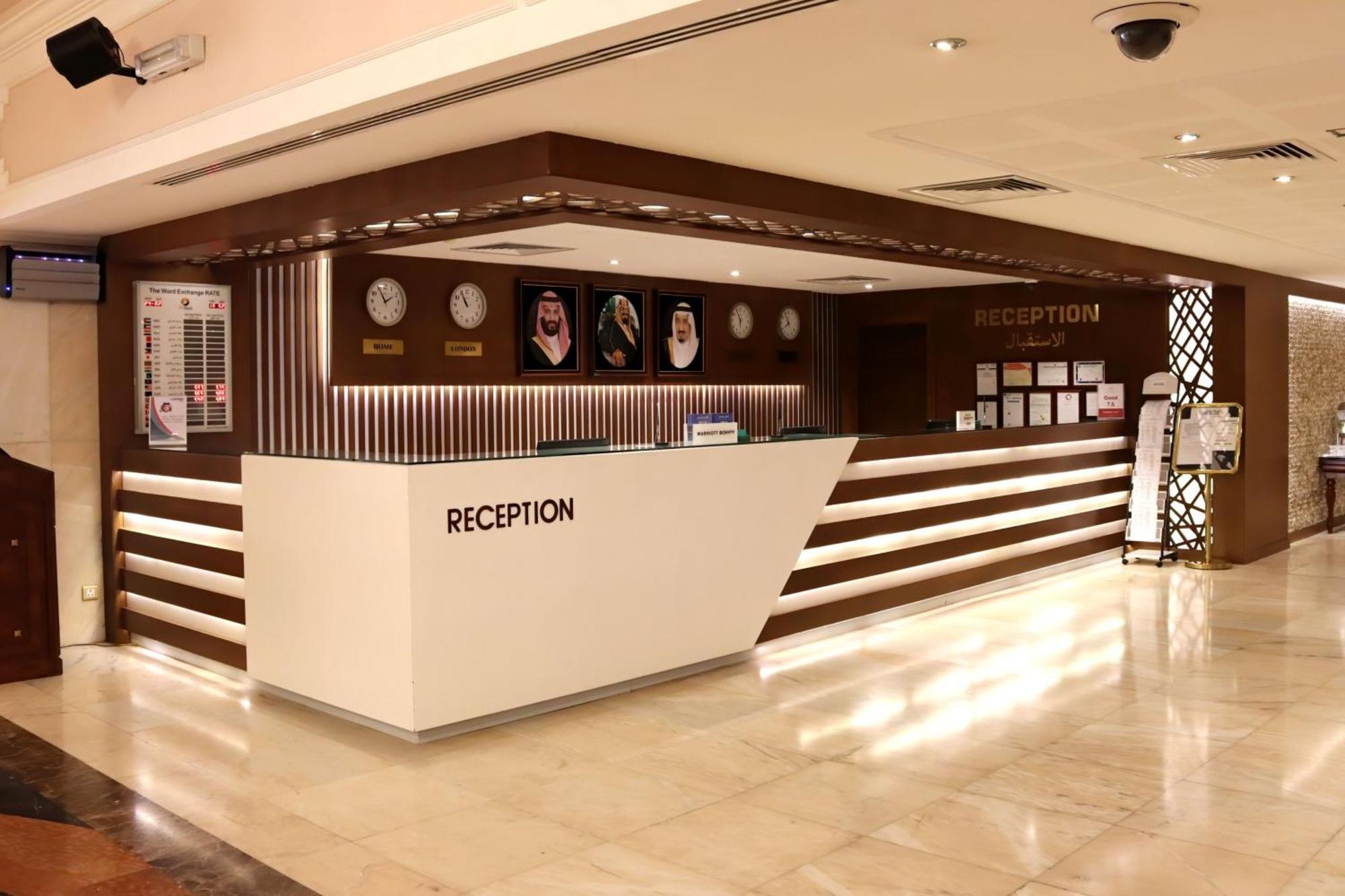 Le Meridien אל-מדינה מראה חיצוני תמונה Reception desk