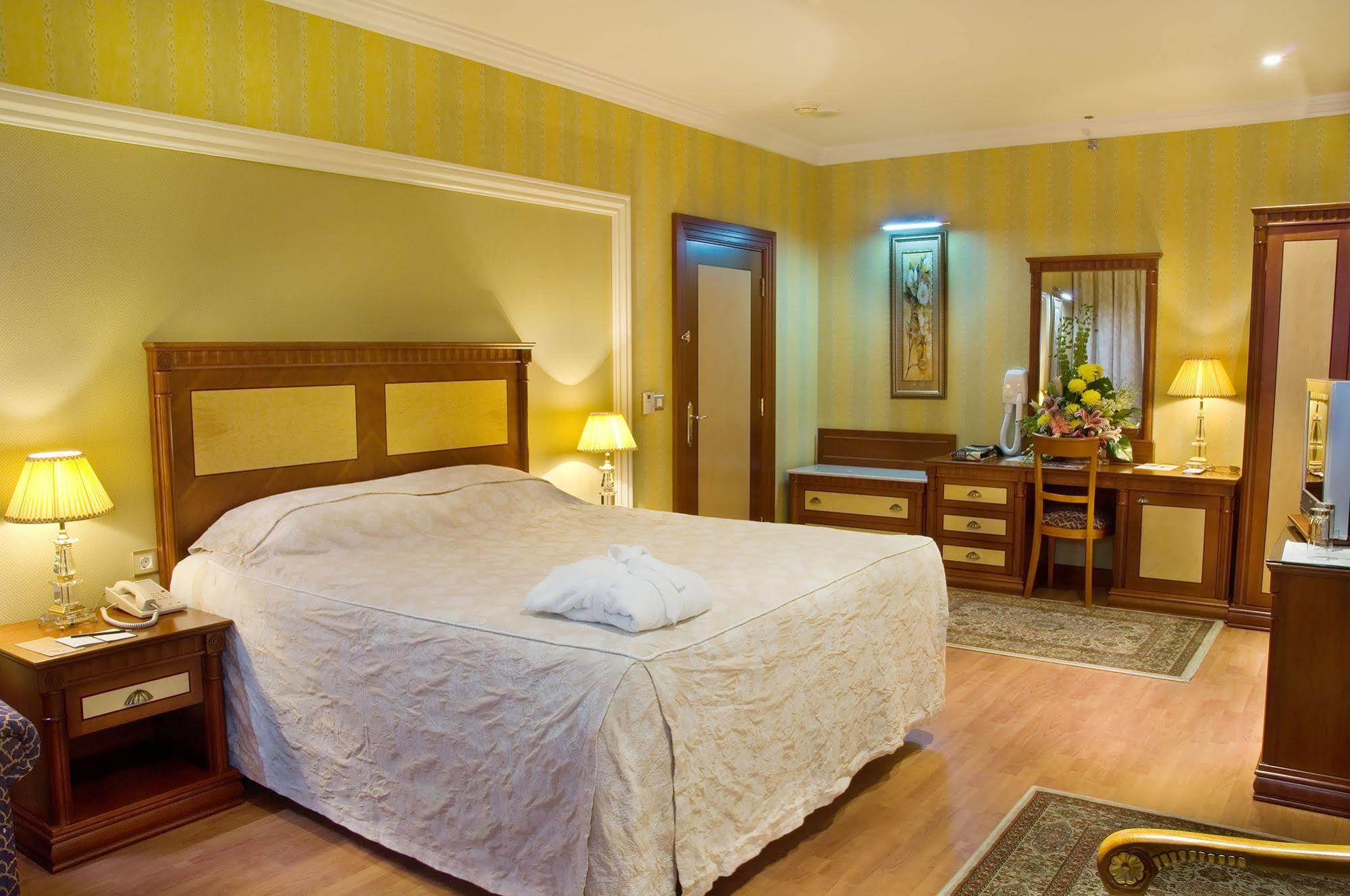 Le Meridien אל-מדינה מראה חיצוני תמונה A room at the hotel