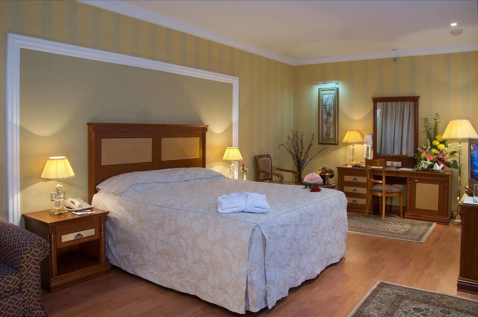 Le Meridien אל-מדינה מראה חיצוני תמונה A bedroom at the hotel