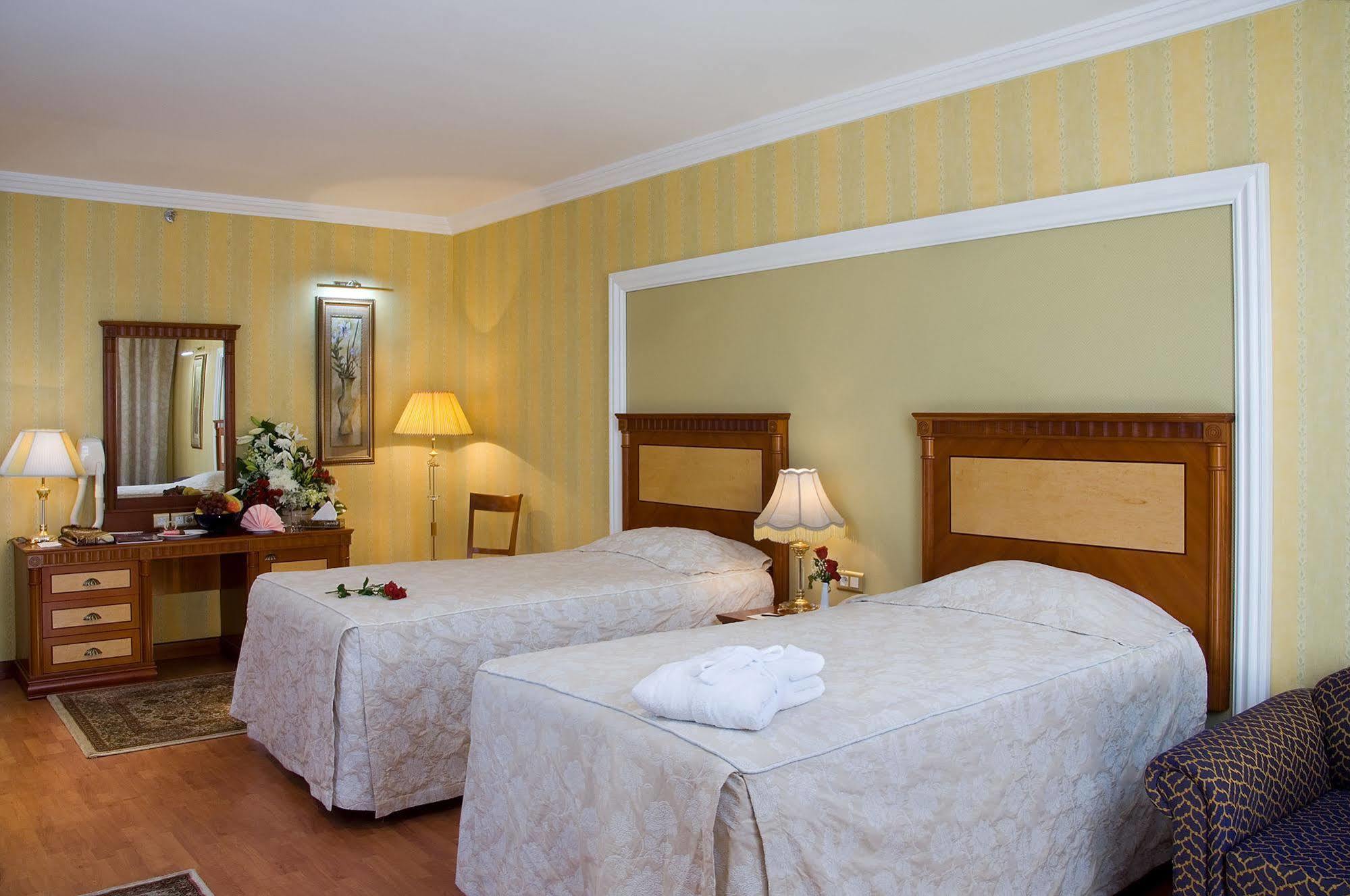 Le Meridien אל-מדינה מראה חיצוני תמונה A room at the hotel